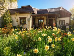 Casa cu 2 locuinte, centrala, garaj si gradina, teren 415 mp, Str Mezes